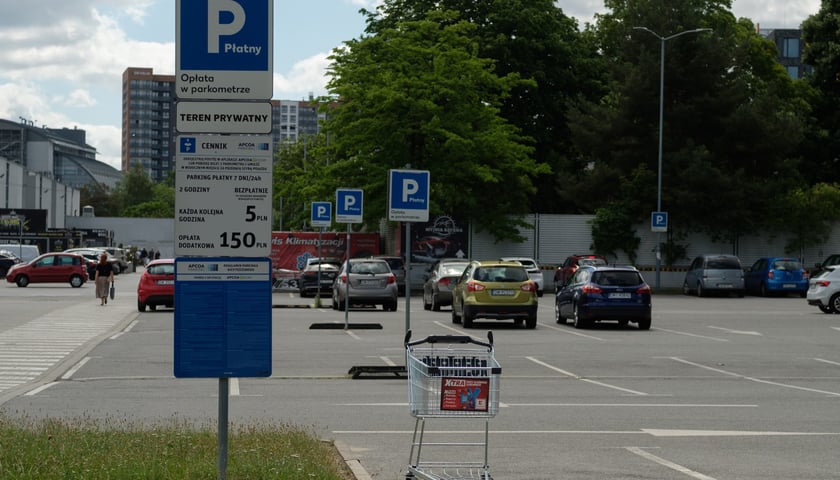 Sprawdziliśmy, jak wygląda sytuacja parkingowa na Gądowie miesiąc po wprowadzeniu płatnego parkowania przy Magnolii