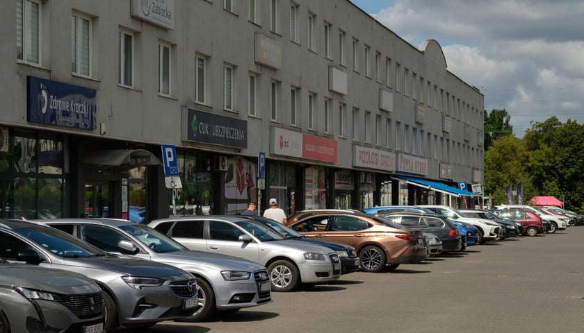 Sprawdziliśmy, jak wygląda sytuacja parkingowa na Gądowie miesiąc po wprowadzeniu płatnego parkowania przy Magnolii
