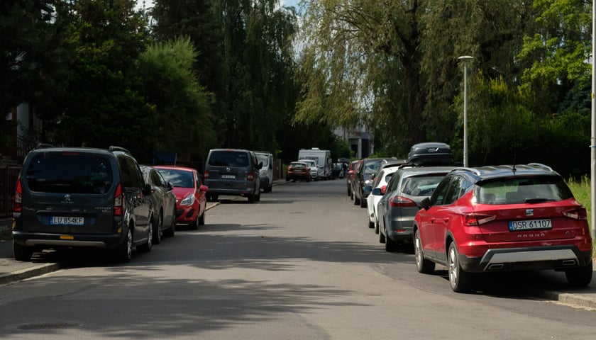 Sprawdziliśmy, jak wygląda sytuacja parkingowa na Gądowie miesiąc po wprowadzeniu płatnego parkowania przy Magnolii