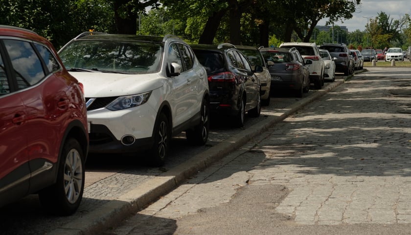 Sprawdziliśmy, jak wygląda sytuacja parkingowa na Gądowie miesiąc po wprowadzeniu płatnego parkowania przy Magnolii