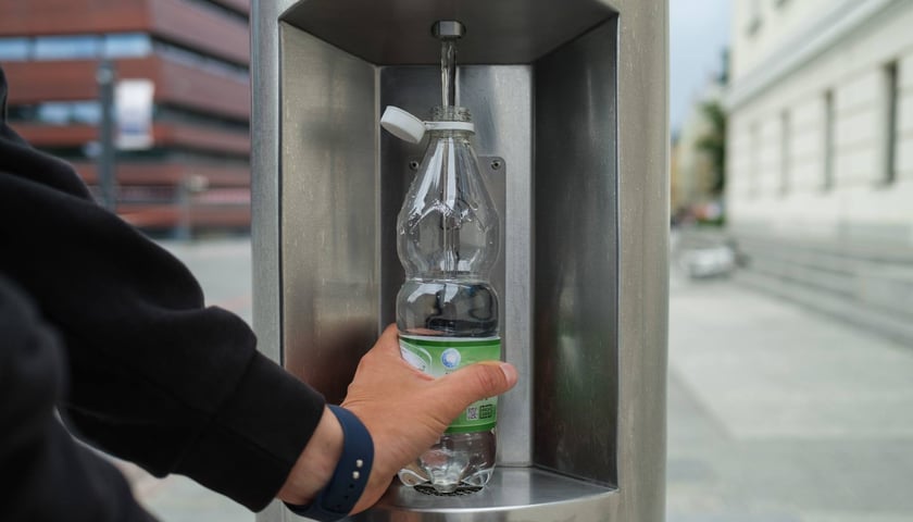 Zdrój z bezpłatną wodą na Placu Wolności we Wrocławiu