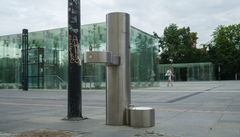 Zdrój z bezpłatną wodą na Placu Wolności we Wrocławiu