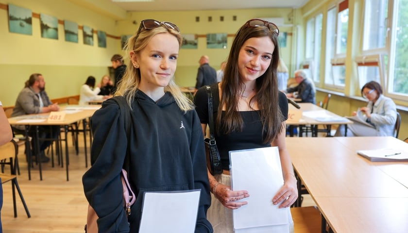 Powiększ obraz: Wyniki matur - LO nr XIV we Wrocławiu, 8.07.2026 r./ Na zdjęciu: Natalia i Marysia