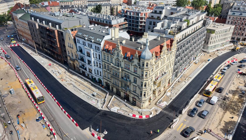 Powiększ obraz: Układanie masy bitumicznej na Drobnera i Dubois