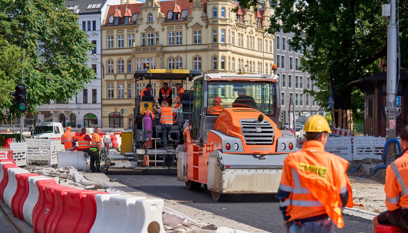 Powiększ obraz: Układanie masy bitumicznej na Drobnera i Dubois