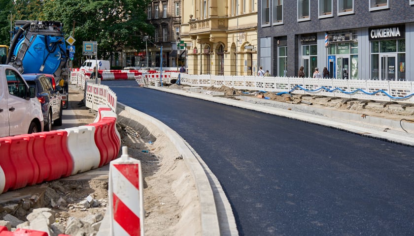Powiększ obraz: Układanie masy bitumicznej na Drobnera i Dubois