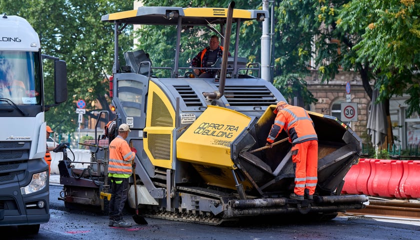 Powiększ obraz: Układanie masy bitumicznej na Drobnera i Dubois