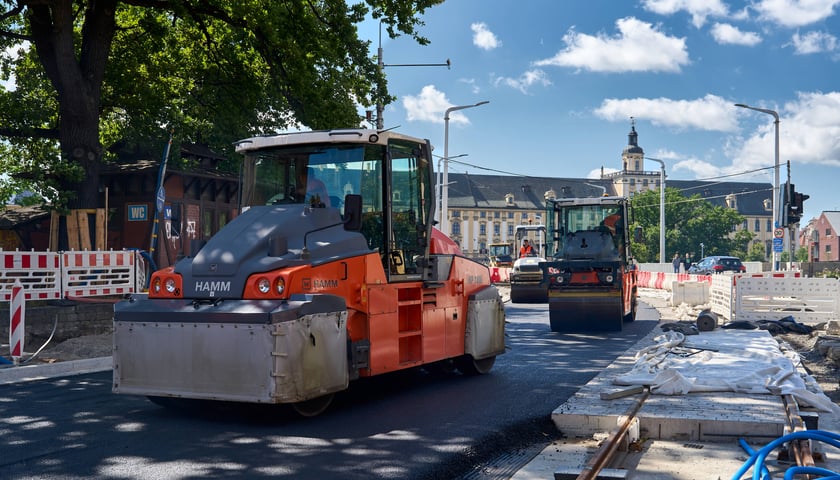 Powiększ obraz: Układanie masy bitumicznej na Drobnera i Dubois