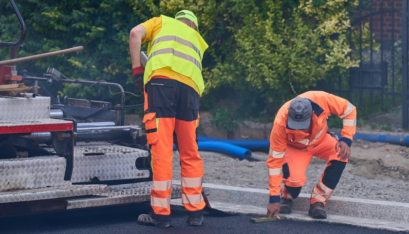 Powiększ obraz: Układanie masy bitumicznej na Drobnera i Dubois