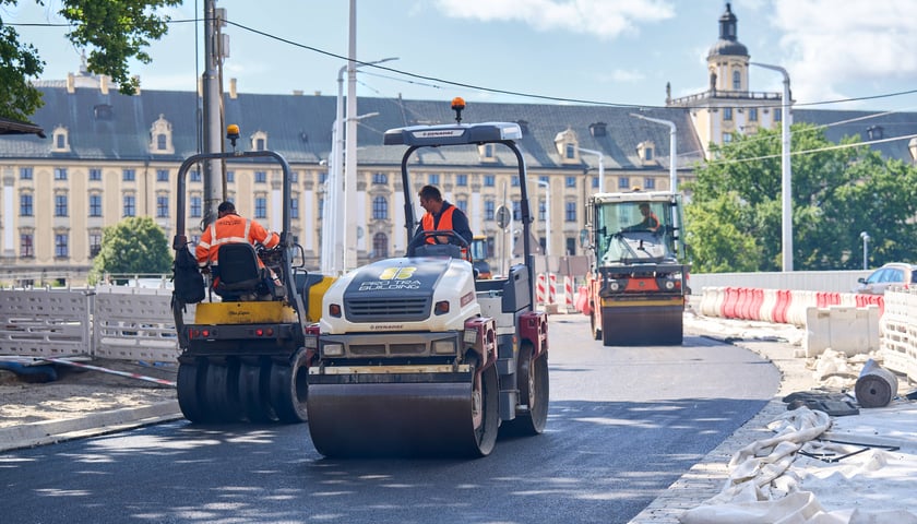 Powiększ obraz: Układanie masy bitumicznej na Drobnera i Dubois