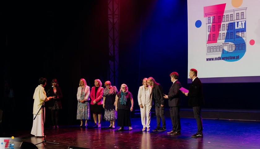 Powiększ obraz: Koncert Jubileuszowy 75-lecia Młodzieżowego Domu Kultury im. Mikołaja Kopernika
