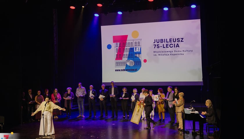 Powiększ obraz: Koncert Jubileuszowy 75-lecia Młodzieżowego Domu Kultury im. Mikołaja Kopernika