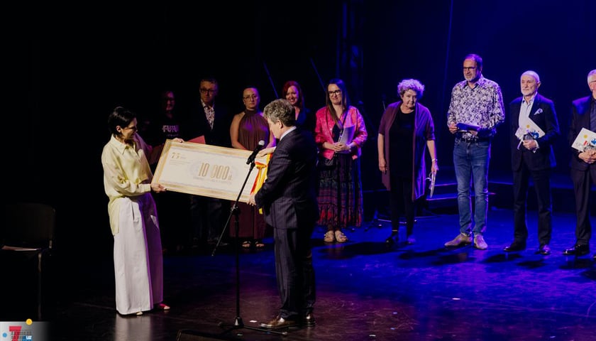 Powiększ obraz: Koncert Jubileuszowy 75-lecia Młodzieżowego Domu Kultury im. Mikołaja Kopernika
