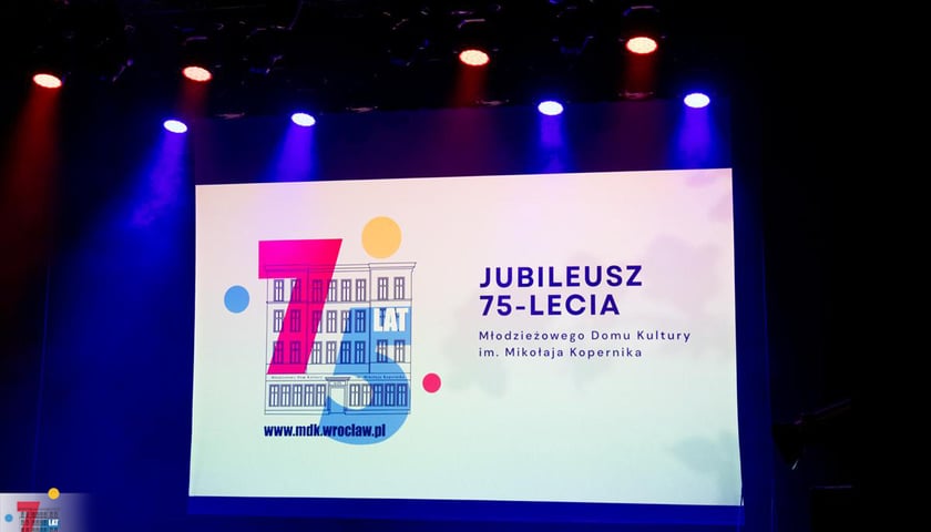 Powiększ obraz: Koncert Jubileuszowy 75-lecia Młodzieżowego Domu Kultury im. Mikołaja Kopernika
