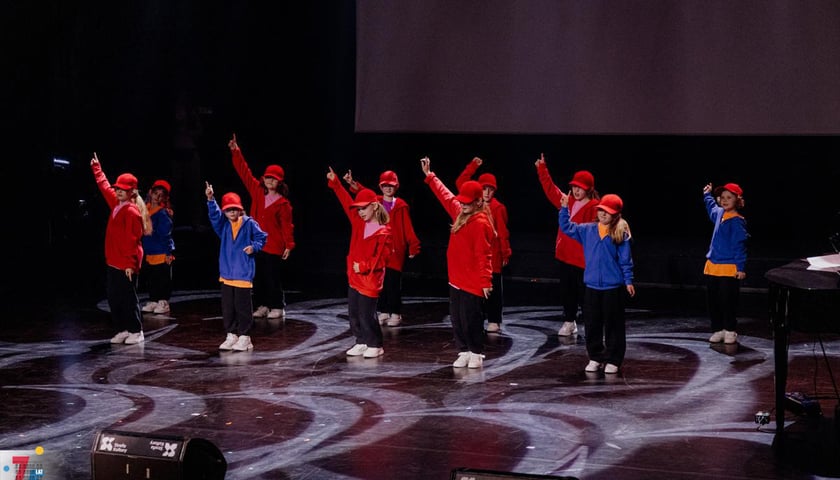 Powiększ obraz: Koncert Jubileuszowy 75-lecia Młodzieżowego Domu Kultury im. Mikołaja Kopernika