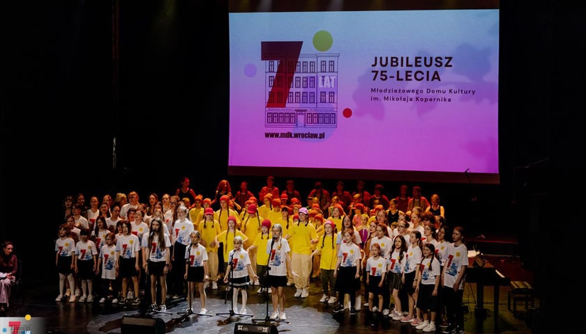 Powiększ obraz: Koncert Jubileuszowy 75-lecia Młodzieżowego Domu Kultury im. Mikołaja Kopernika