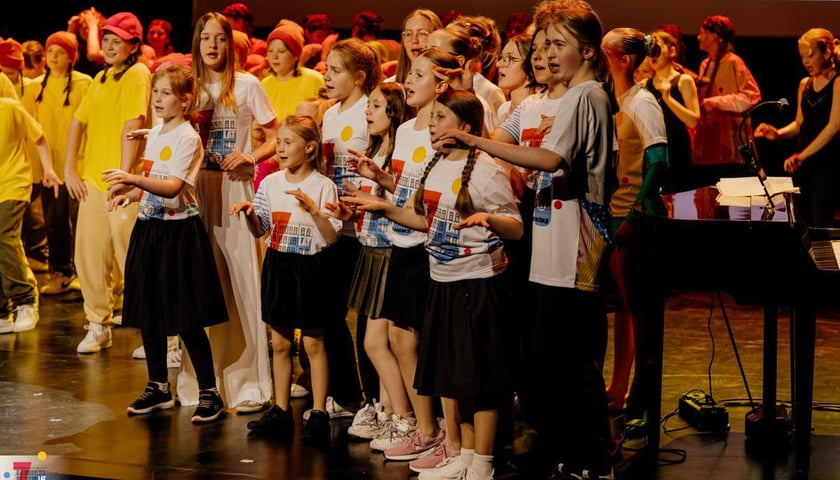 Powiększ obraz: Koncert Jubileuszowy 75-lecia Młodzieżowego Domu Kultury im. Mikołaja Kopernika
