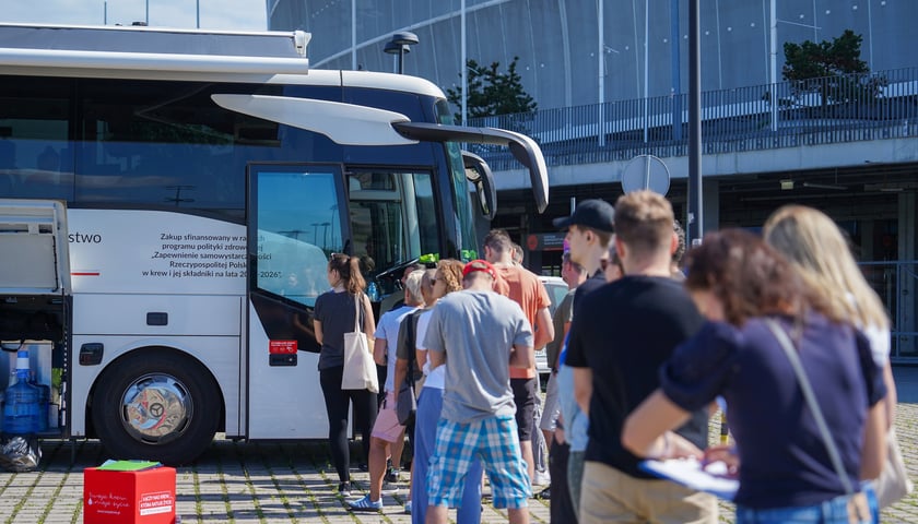 W czwartek (9 lipca 2026 r.) Krwiobus stanął przed stadionem Tarczyński Arena we Wrocławiu