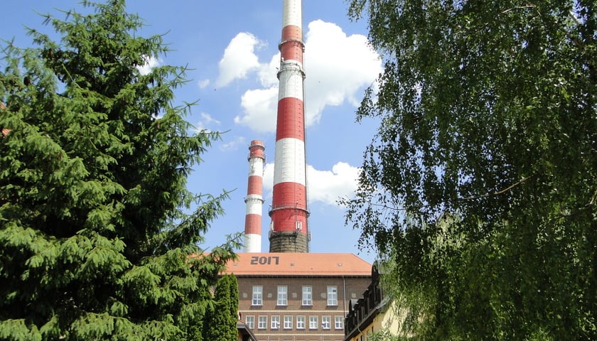 Powiększ obraz: Charakterystyczna architektura z kominami elektrociepłowni „Czechnica” oraz towarzysząca jej zabudowa mieszkaniowa wielokrotnie przyciągały do Siechnic filmowców.