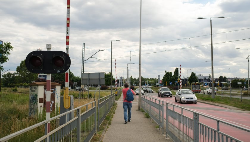Powiększ obraz: Tory kolejowe krzyżujące się z ulicą Strzegomską w pobliżu Ronda Rotmistrza Pileckiego