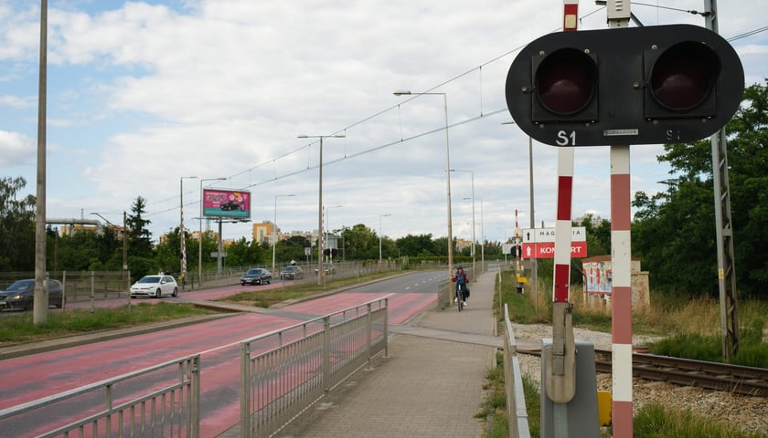 Powiększ obraz: Tory kolejowe krzyżujące się z ulicą Strzegomską w pobliżu Ronda Rotmistrza Pileckiego