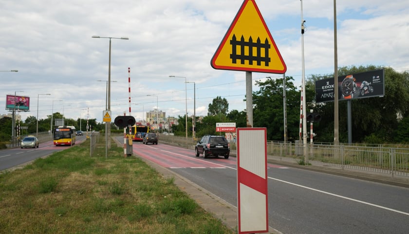 Powiększ obraz: Tory kolejowe krzyżujące się z ulicą Strzegomską w pobliżu Ronda Rotmistrza Pileckiego
