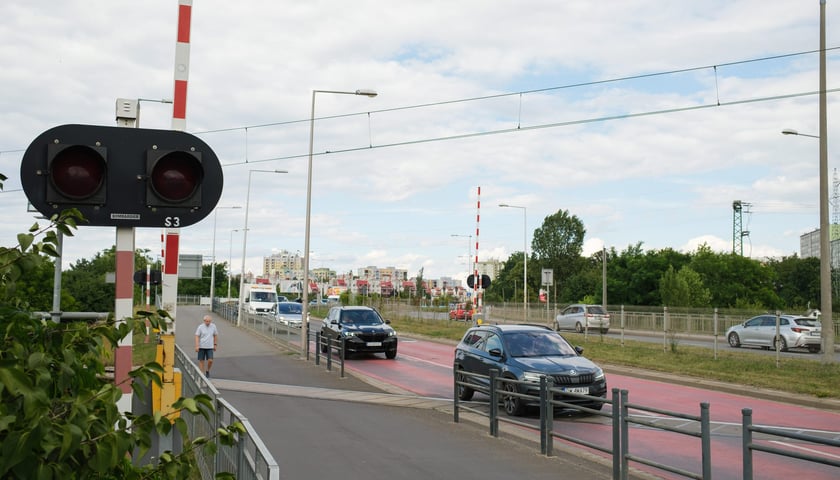 Powiększ obraz: Tory kolejowe krzyżujące się z ulicą Strzegomską w pobliżu Ronda Rotmistrza Pileckiego
