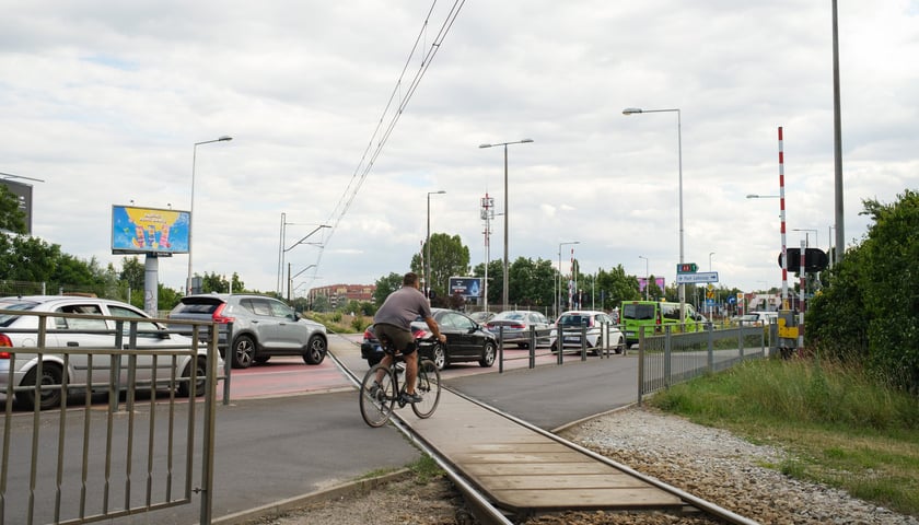 Powiększ obraz: Tory kolejowe krzyżujące się z ulicą Strzegomską w pobliżu Ronda Rotmistrza Pileckiego
