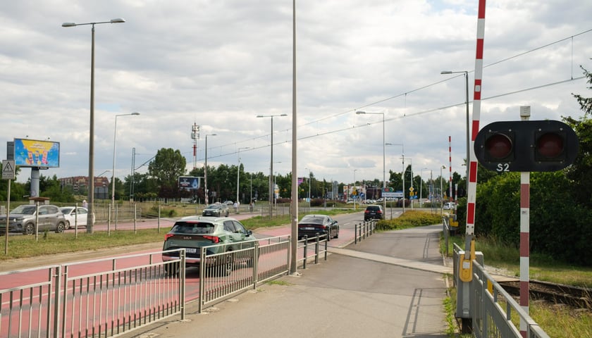 Powiększ obraz: Tory kolejowe krzyżujące się z ulicą Strzegomską w pobliżu Ronda Rotmistrza Pileckiego
