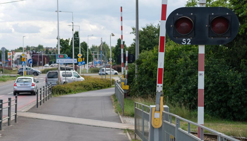 Powiększ obraz: Tory kolejowe krzyżujące się z ulicą Strzegomską w pobliżu Ronda Rotmistrza Pileckiego