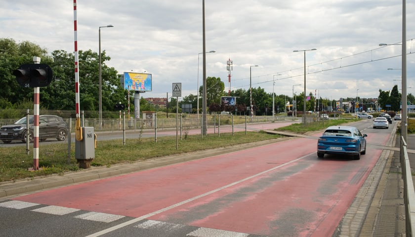 Powiększ obraz: Tory kolejowe krzyżujące się z ulicą Strzegomską w pobliżu Ronda Rotmistrza Pileckiego