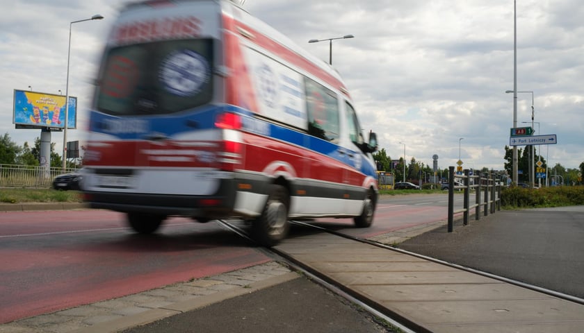 Powiększ obraz: Tory kolejowe krzyżujące się z ulicą Strzegomską w pobliżu Ronda Rotmistrza Pileckiego