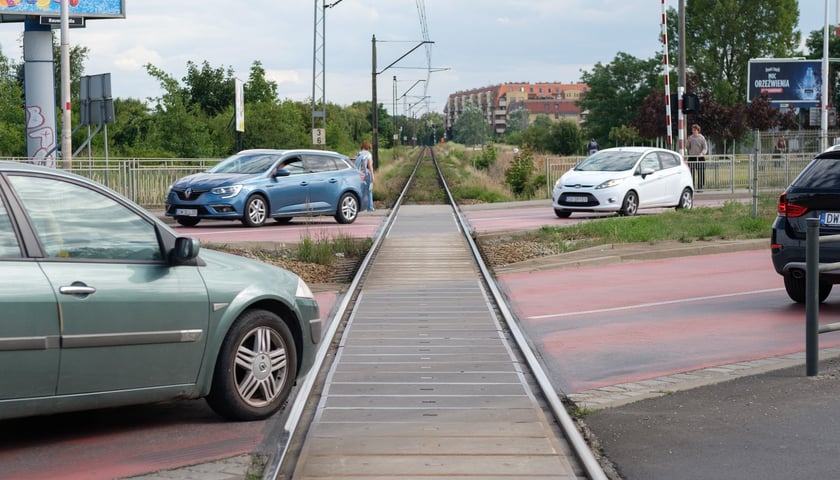 Powiększ obraz: Tory kolejowe krzyżujące się z ulicą Strzegomską w pobliżu Ronda Rotmistrza Pileckiego