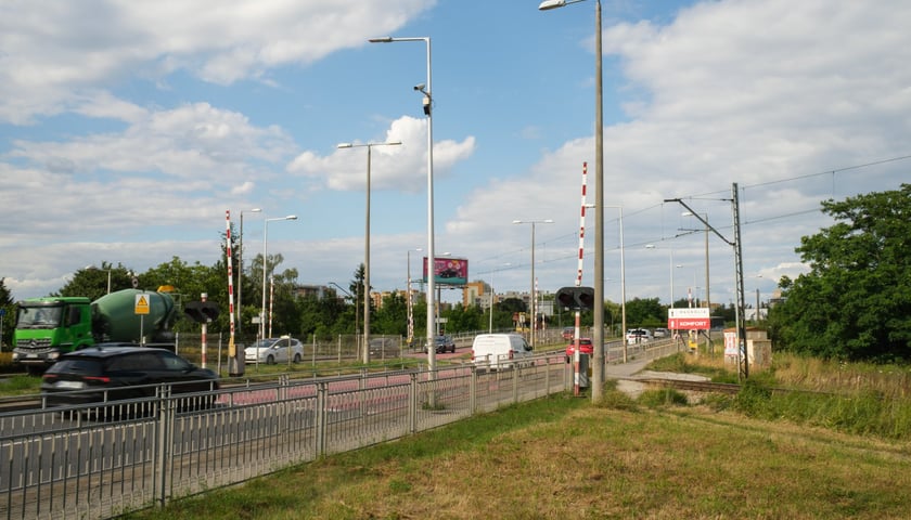 Powiększ obraz: Tory kolejowe krzyżujące się z ulicą Strzegomską w pobliżu Ronda Rotmistrza Pileckiego