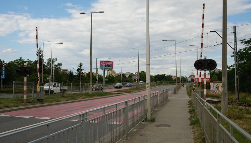 Powiększ obraz: Tory kolejowe krzyżujące się z ulicą Strzegomską w pobliżu Ronda Rotmistrza Pileckiego
