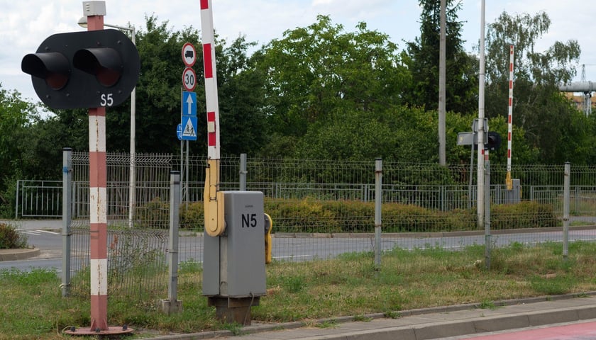 Powiększ obraz: Tory kolejowe krzyżujące się z ulicą Strzegomską w pobliżu Ronda Rotmistrza Pileckiego