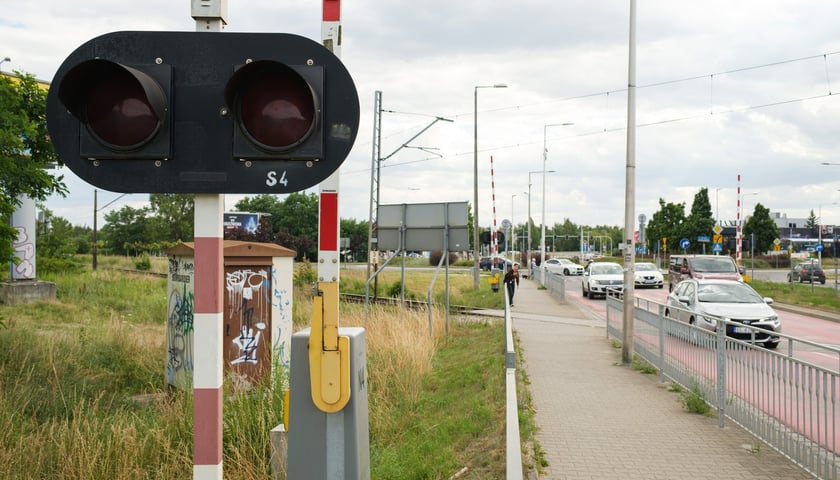 Powiększ obraz: Tory kolejowe krzyżujące się z ulicą Strzegomską w pobliżu Ronda Rotmistrza Pileckiego