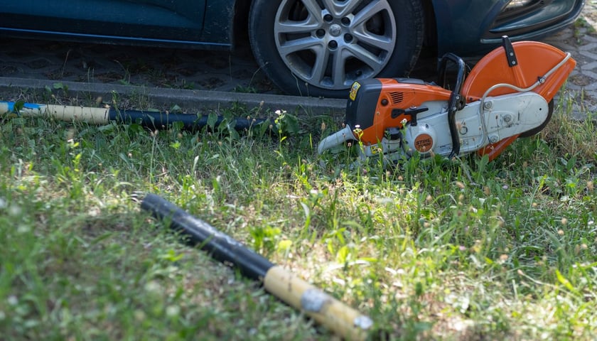 Z uwagi na brak dojazdu, strażacy tracili czas na szukanie alternetywnej drogi i usuwanie słupk&oacute;w
