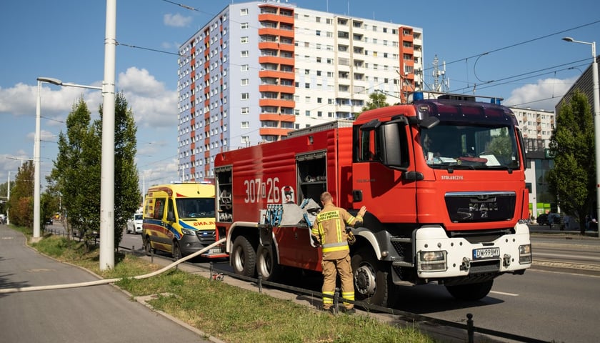 Z uwagi na brak dojazdu, strażacy tracili czas na szukanie alternetywnej drogi od strony ul. Strzegomskiej