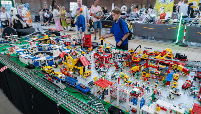 Powiększ obraz: „Fajnie się składa!” – impreza dla miłośników klocków Lego