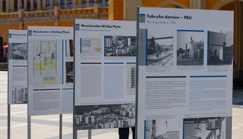 Plenerowa wystawa „Prefabrykaty na Kwadraty”  przed Dworcem Głównym we Wrocławiu