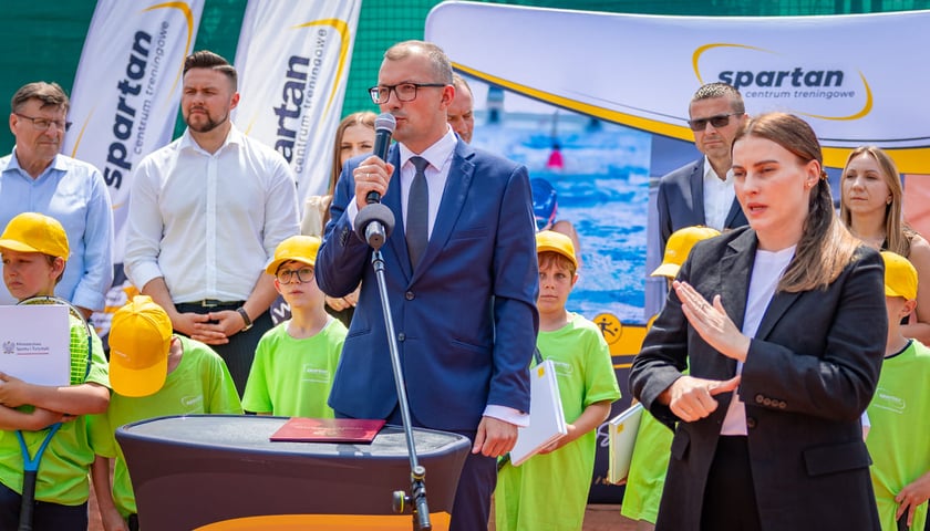 Powiększ obraz: <p>Wiceprezydent Wrocławia Mateusz Żak podczas konferencji prasowej</p>