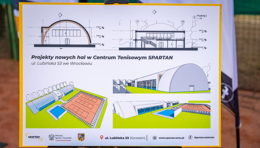 Plansza z projektem nowej hali tenisowej przy ul. Lubińskiej 53