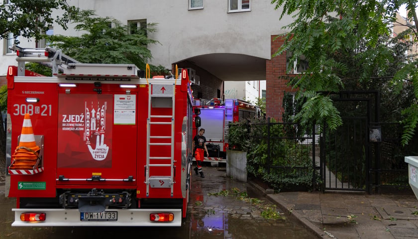 Drzewo spadło na samochód w rejonie skrzyżowania ul. Barlickiego i Kluczborskiej, 14.07.2026