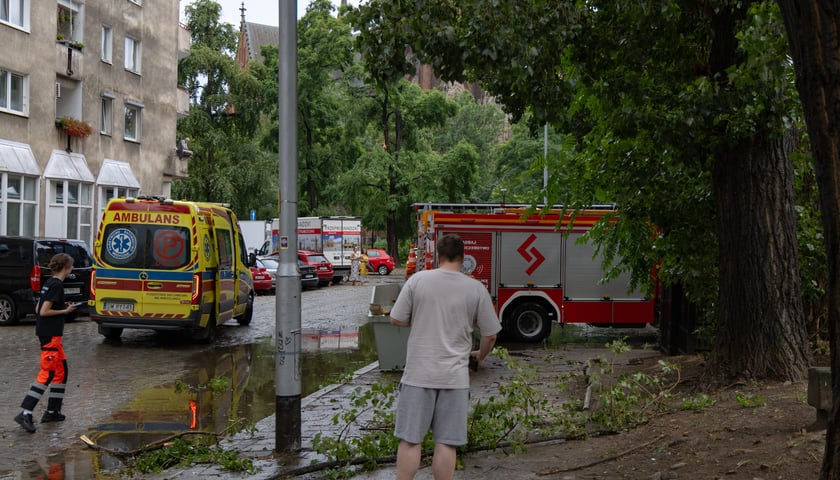 Drzewo spadło na samochód w rejonie skrzyżowania ul. Barlickiego i Kluczborskiej, 14.07.2026