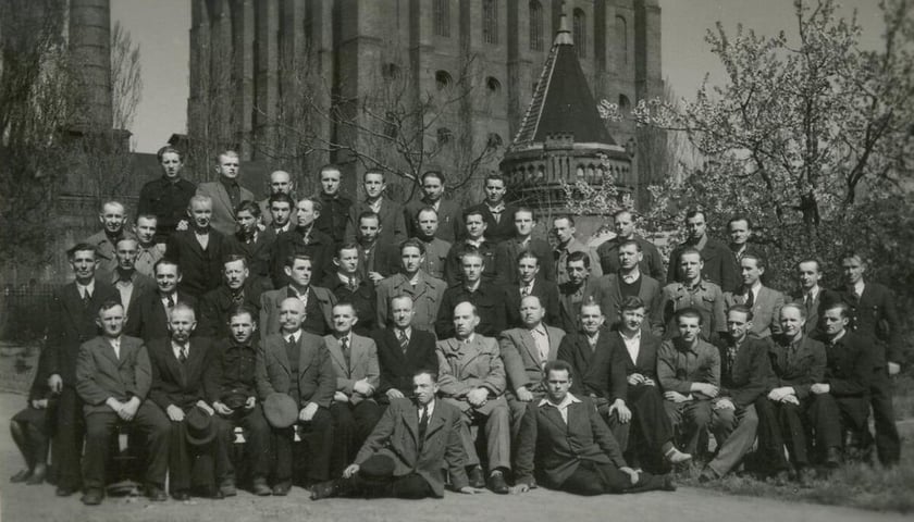 Powiększ obraz: <p>polsko-niemiecka załoga zakładu Na Grobli, rok 1951</p>