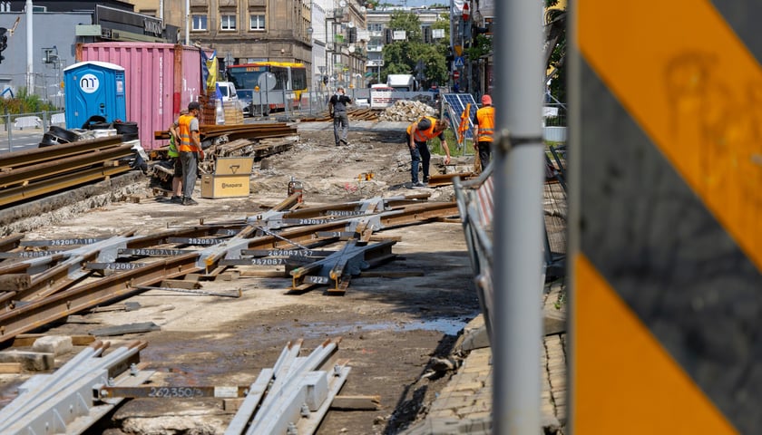 Powiększ obraz: Remont torowiska na ulicach Peronowej i Stawowej