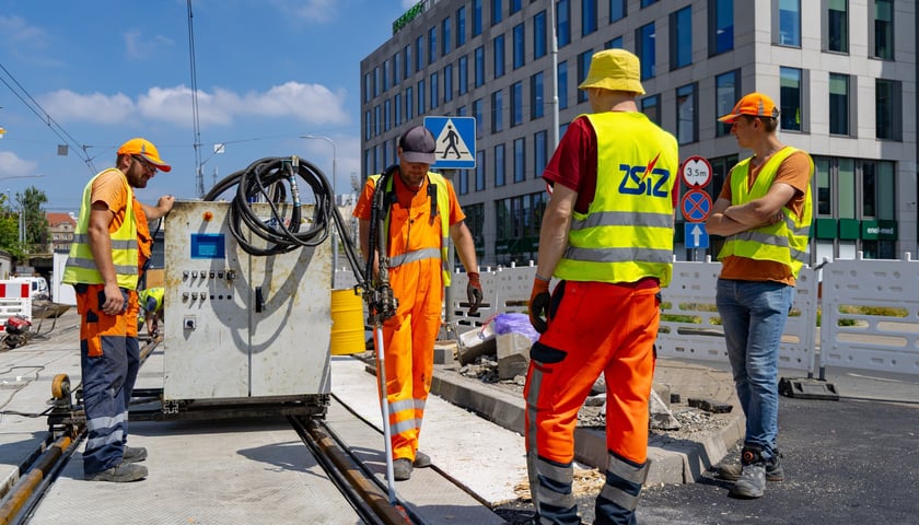 Powiększ obraz: MPK prowadzi remont torowiska na ulicach Peronowej i Stawowej oraz przejazdu przez tory na skrzyżowaniu ulic Suchej, Borowskiej, Ślężnej i Swobodnej