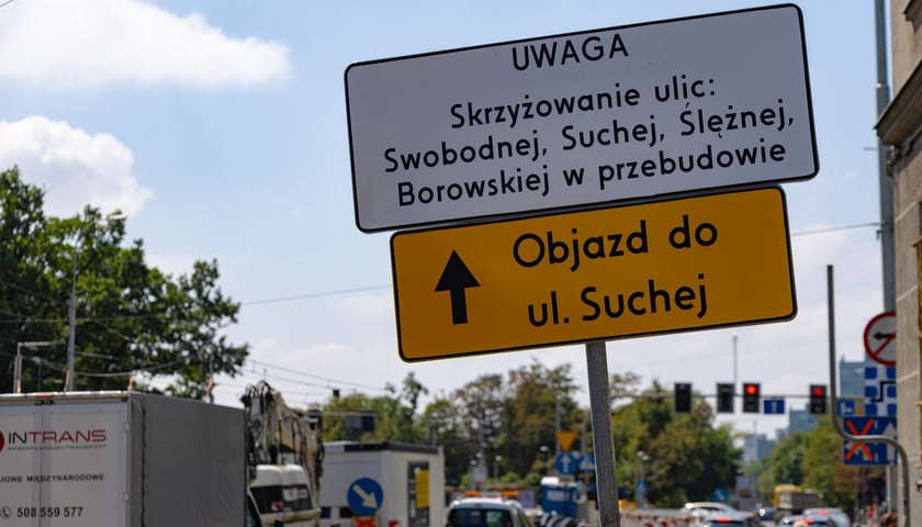 Powiększ obraz: MPK prowadzi remont torowiska na ulicach Peronowej i Stawowej oraz przejazdu przez tory na skrzyżowaniu ulic Suchej, Borowskiej, Ślężnej i Swobodnej