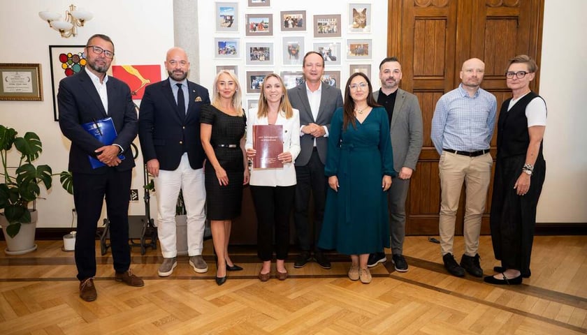 Powiększ obraz: <p>Podpisanie aktu notarialnego ws. Parku Henrykowskiego</p>